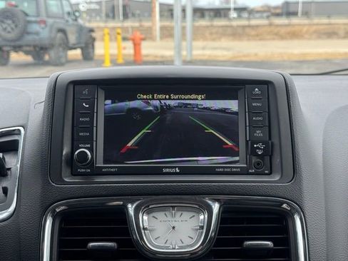 Used 2015 Chrysler Town & Country Touring image 4