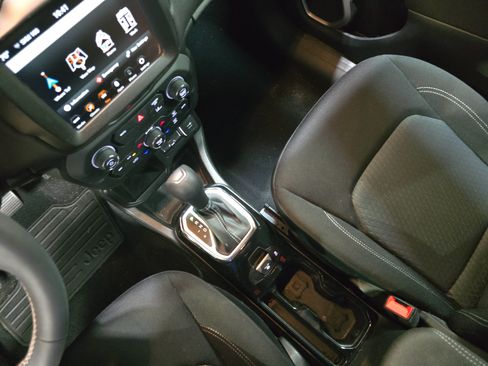 Used 2021 Jeep Renegade Latitude FWD image 22