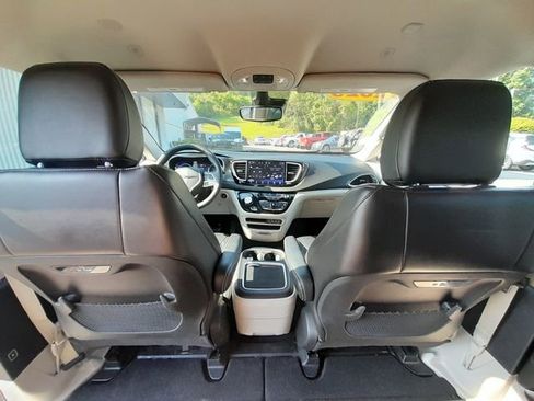 Used 2023 Chrysler Pacifica Touring-L FWD image 41