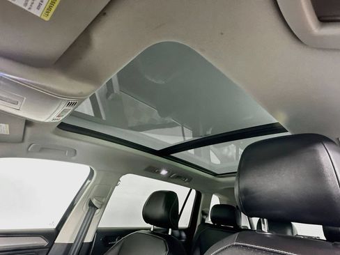 Used 2024 Volkswagen Tiguan SE w/ Panoramic Sunroof Package FWD image 11