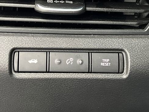 Used 2025 Nissan Altima 2.5 SV FWD image 35