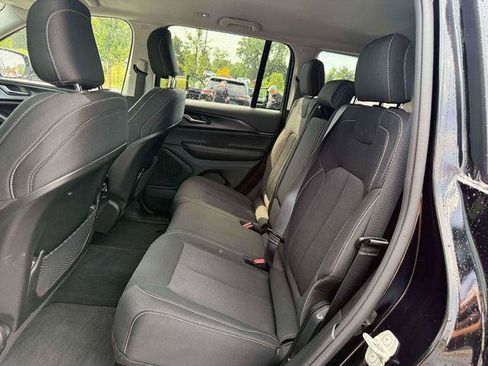 Certified 2023 Jeep Grand Cherokee Laredo w/ Luxury Tech Group I AWD/4WD image 15