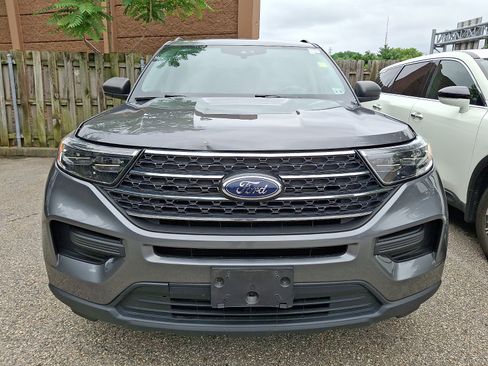 Used 2023 Ford Explorer XLT AWD/4WD image 2