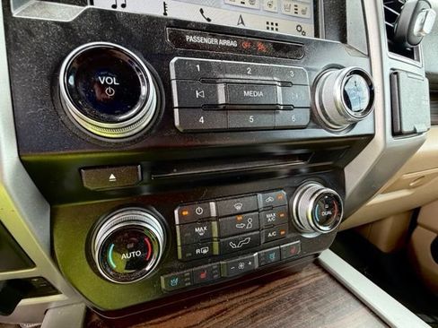 Used 2017 Ford F150 Lariat w/ Equipment Group 502A Luxury AWD/4WD image 10
