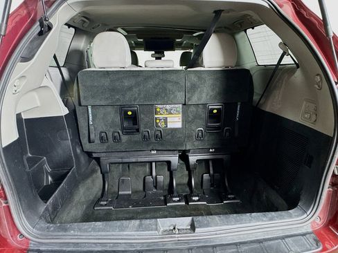 Used 2018 Toyota Sienna Limited Premium w/ Carpet Mat Package image 31