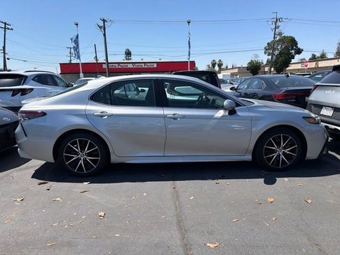 Used 2023 Toyota Camry SE FWD image 3