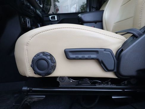 Used 2019 Jeep Wrangler Unlimited Sahara image 22