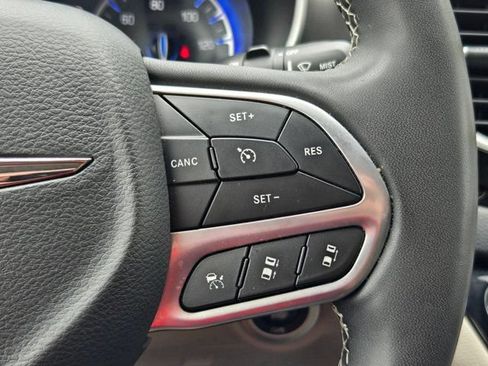 Used 2023 Chrysler Pacifica Touring-L FWD image 20