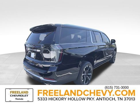 Used 2026 Chevrolet Suburban High Country AWD/4WD image 2