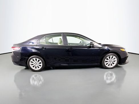Used 2018 Toyota Camry LE w/ Convenience Package FWD image 11