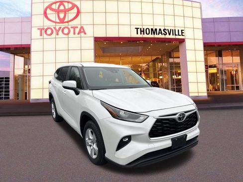 Used 2023 Toyota Highlander LE image 3