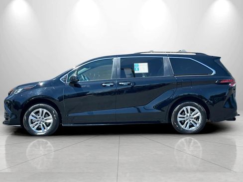 Used 2022 Toyota Sienna XLE Woodland Edition AWD/4WD image 5