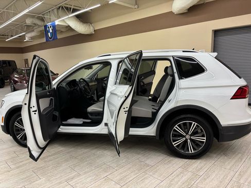 Used 2018 Volkswagen Tiguan SEL FWD image 13