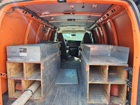 Used 2017 Chevrolet Express 2500 RWD image 23