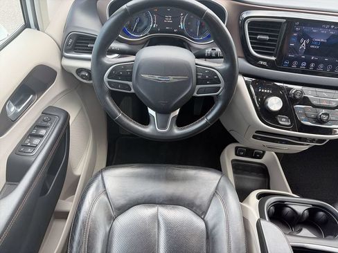 Used 2018 Chrysler Pacifica Touring-L Plus FWD image 17
