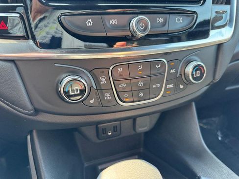 Used 2023 Chevrolet Traverse LT FWD image 19
