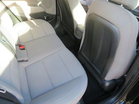 Used 2020 Hyundai Elantra SEL image 16