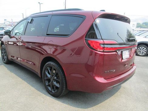 Used 2023 Chrysler Pacifica Touring-L w/ S Appearance Package AWD/4WD image 4