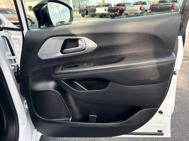 Used 2025 Chrysler Pacifica Limited FWD image 32