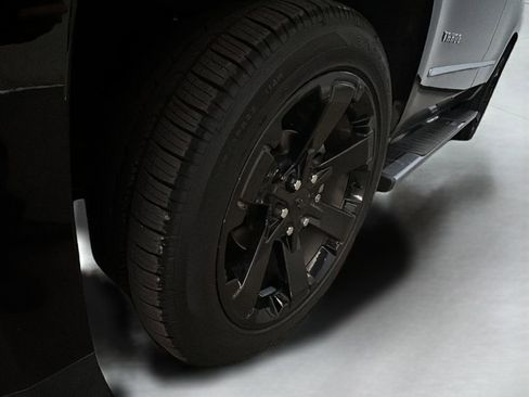 Used 2017 Chevrolet Tahoe LT w/ LT Signature Package image 4