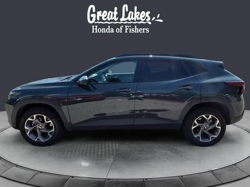 Used 2025 Chevrolet Trax LT FWD image 2