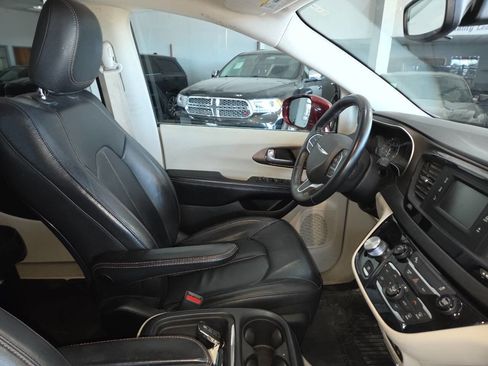 Used 2017 Chrysler Pacifica Touring-L FWD image 29