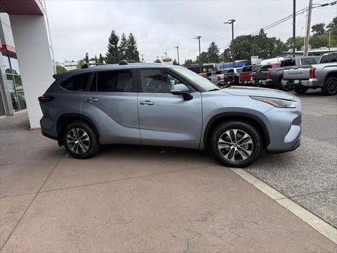 Certified 2024 Toyota Highlander XLE AWD/4WD image 9