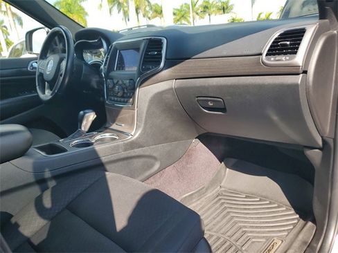 Used 2018 Jeep Grand Cherokee Laredo image 11