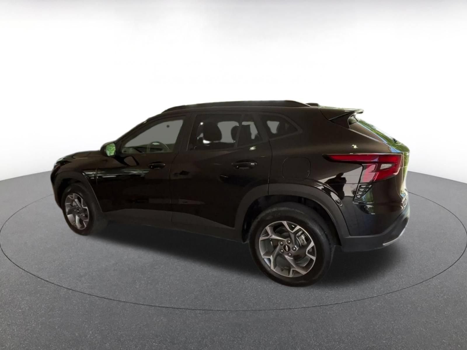 Used 2025 Chevrolet Trax LT FWD image 9