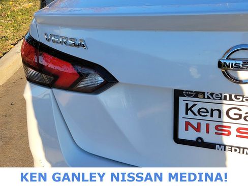 Used 2022 Nissan Versa SR w/ Convenience Package image 16