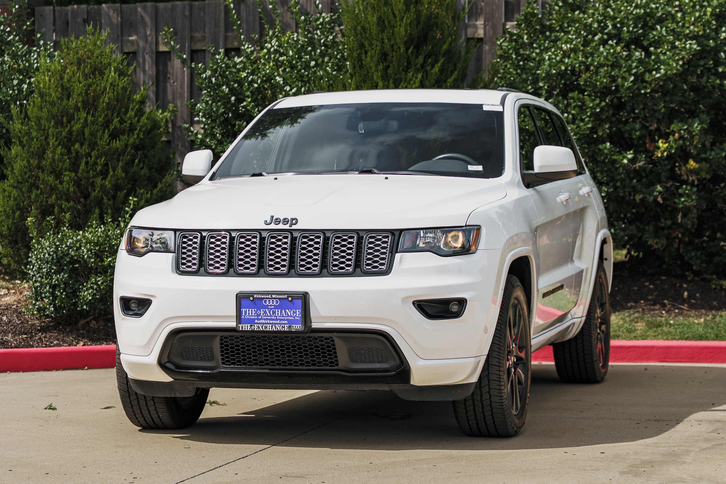 Used 2020 Jeep Grand Cherokee Altitude AWD/4WD image 5