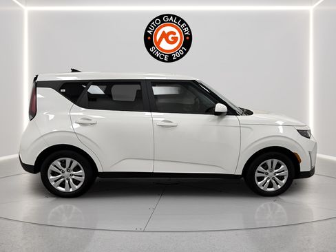 Used 2024 Kia Soul LX FWD image 2