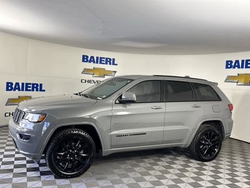 Used 2020 Jeep Grand Cherokee Altitude image 2