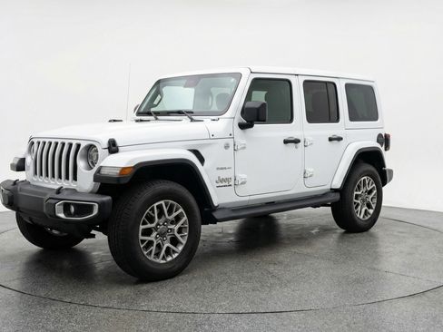 Used 2025 Jeep Wrangler Sahara image 3