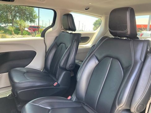 Used 2024 Chrysler Pacifica Limited FWD image 11