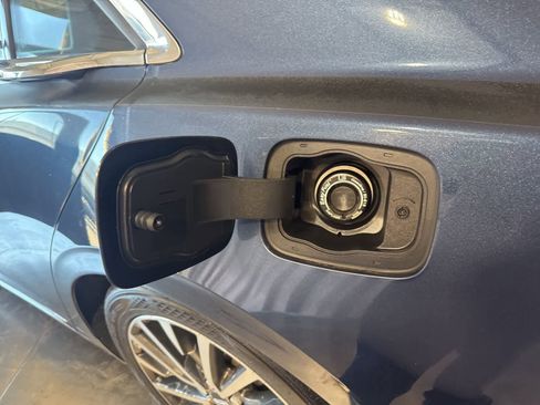 Used 2017 Lincoln Continental Select image 9