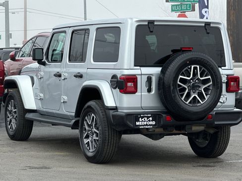 Used 2024 Jeep Wrangler Sahara image 7