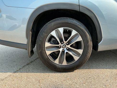 Used 2023 Toyota Highlander XLE FWD image 11