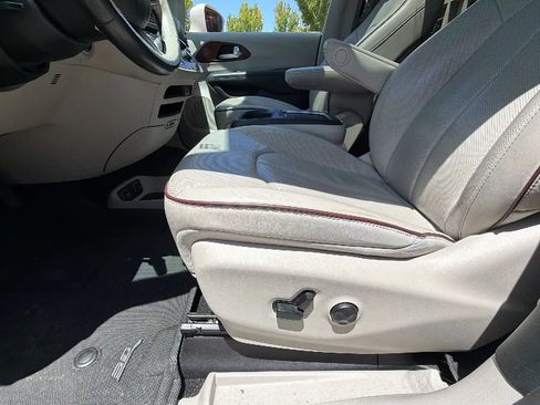Used 2020 Chrysler Pacifica Limited w/ Advanced Safetytec Group FWD image 22