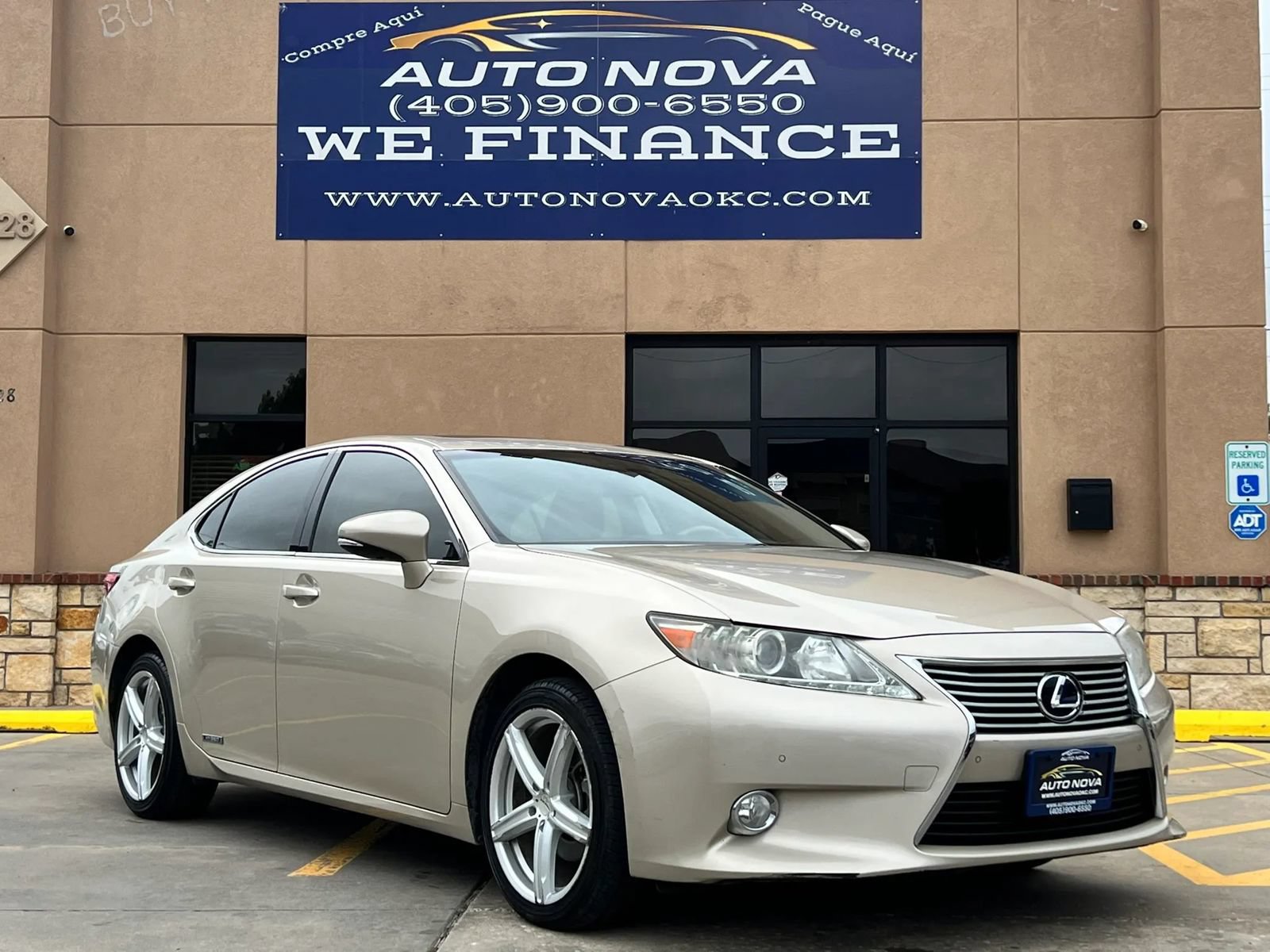 Used 2013 Lexus ES 300h w/ Luxury Pkg FWD image 1
