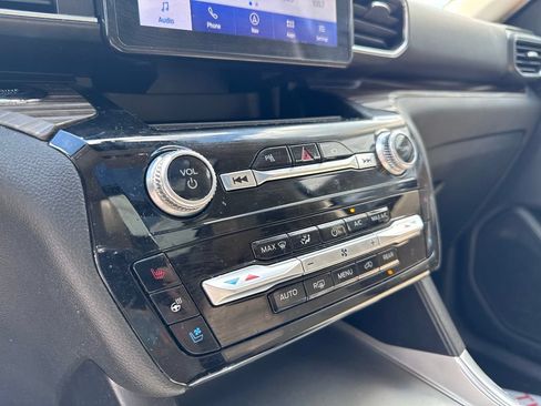 Used 2022 Ford Explorer Limited w/ Equipment Group 301A AWD/4WD image 17