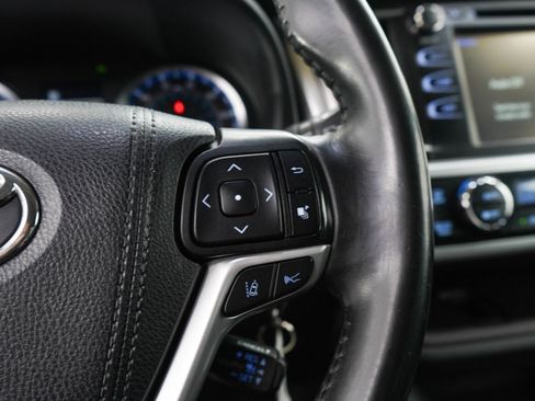 Used 2019 Toyota Highlander Plus AWD/4WD image 29