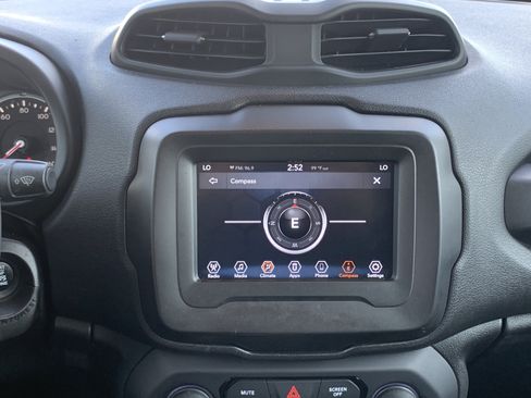 Used 2020 Jeep Renegade Latitude FWD image 29