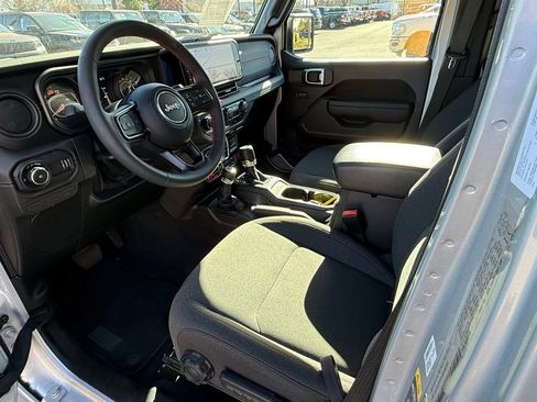 Certified 2024 Jeep Wrangler Unlimited Rubicon w/ Technology Group image 21