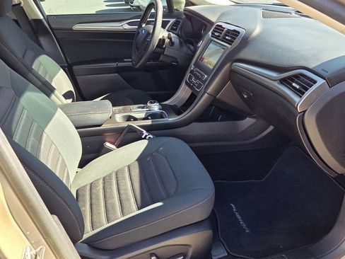 Used 2018 Ford Fusion SE w/ Fusion SE Technology Package image 11