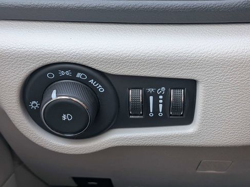 Used 2024 Chrysler Pacifica Touring-L FWD image 23