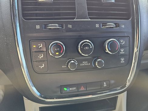 Used 2019 Dodge Grand Caravan SXT image 16