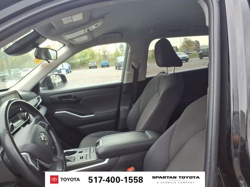 Used 2022 Toyota Highlander LE AWD/4WD image 14