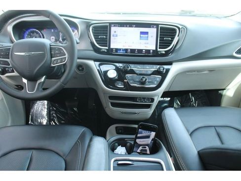 Used 2024 Chrysler Pacifica Touring-L image 14