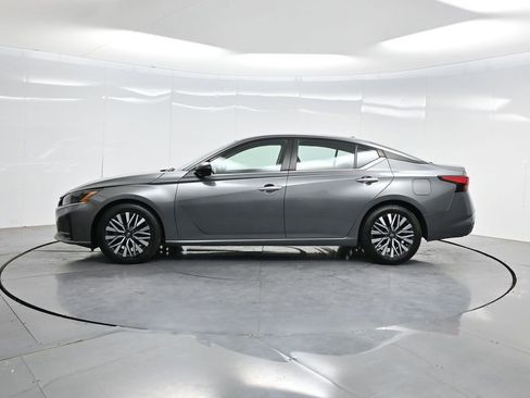 Used 2024 Nissan Altima 2.5 SV FWD image 33